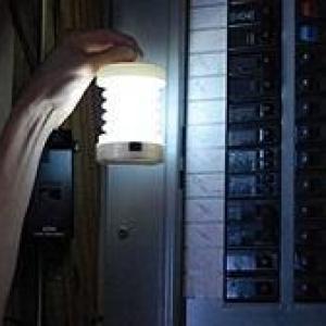 كشاف فانوس منطبق يعمل ببطارية (AAA)