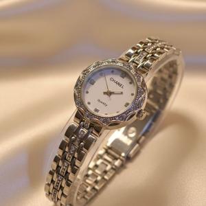 ساعه موديل ماركه شانيل ذهبي وفضي استرس