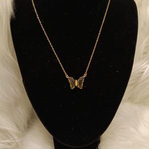 سلسلة بلون ذهبي بتصميم فراشة