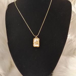 سلسلة نسائية بتصميم مربع بداخله فراشة