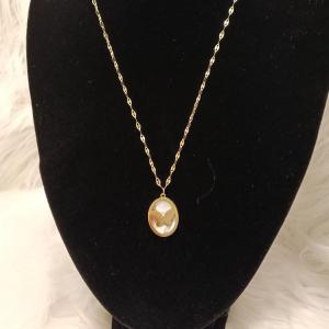 سلسلة نسائية بتصميم بيضاوي بداخله فراشة