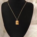 سلسلة نسائية بشكل مربع ذهبي عليه فراشة