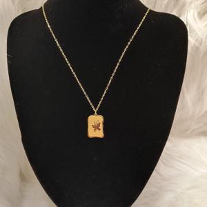 سلسلة نسائية بشكل مربع ذهبي عليه فراشة