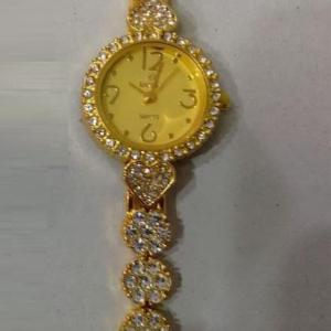 ساعة يد بلون ذهبي لامعة