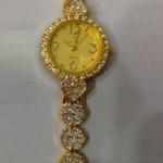 ساعة يد بلون ذهبي لامعة