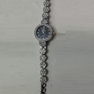 ساعة يد بلون فضي لامعة