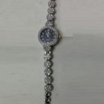 ساعة يد بلون فضي لامعة