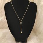 قلادة نسائية مزينة بكريستال اخضر