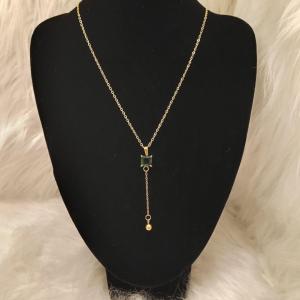 قلادة نسائية مزينة بكريستال اخضر