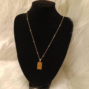 سلسلة نسائية بمربع ذهبي اللون