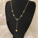 سلسلة نسائية مزينة بشكل قلب مع كريستال اخضر