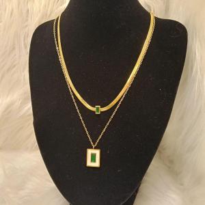 سلسلة نسائية طبقتين بتصميم مربع بداخله كريستال اخضر