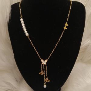 قلادة نسائية بتصميم اللؤلؤ و فراشة