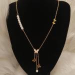 قلادة نسائية بتصميم اللؤلؤ و فراشة