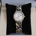 ساعه استيك كرتير ارقام كبيره فضي وذهبي