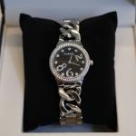 ساعه استيك كرتير ارقام كبيره فضي وذهبي