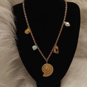 سلسلة نسائية مزينة باشكال كائنات بحرية