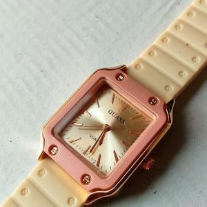 ساعة يد بيج فاتح  مربعة بتحديد روز