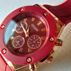 ساعة يد وردية دائرية