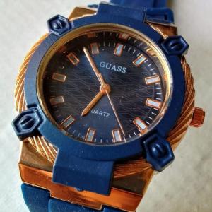 ساعة يد زرقاء كلاسيكية