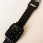 ساعة يد سوداء مستطيلة