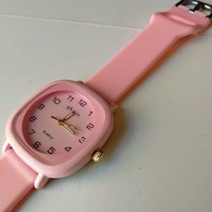 ساعة يد روز فاتح بتحديد