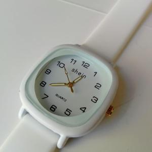 ساعة يد مربعة بتحديد