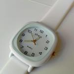 ساعة يد مربعة بتحديد