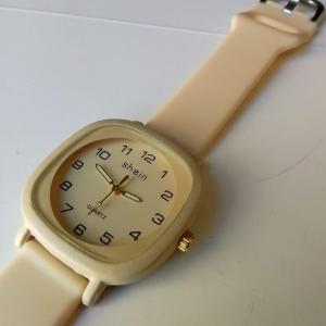 ساعة يد مربعة بيج فاتح