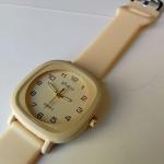 ساعة يد مربعة بيج فاتح