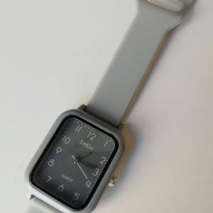 ساعة يد  رمادي مستطيلة بحزام سيليكون