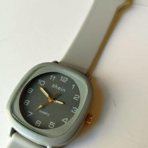 ساعة يد رمادي فاتح بتحديد