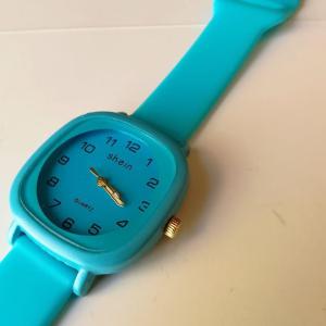 ساعة نسائية بلون تركواز