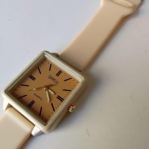 ساعة يد بيج مربعة