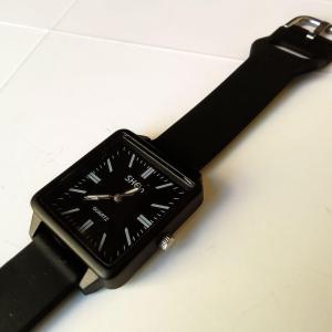 ساعة يد مربعة سوداء