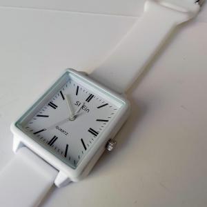 ساعة يد مربعة بيضاء
