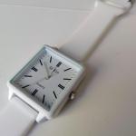ساعة يد مربعة بيضاء