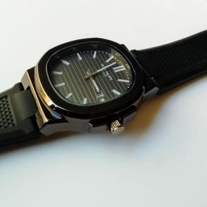 ساعة يد سوداء انيقة