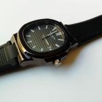 ساعة يد سوداء انيقة