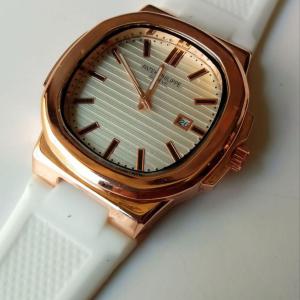 ساعة بيضاء مربعة بتحديد ذهبي