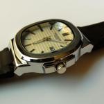 ساعة يد سوداء مربعة بتحديد فضي