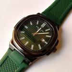 ساعة دائرية بحزام مطاطي اخضر