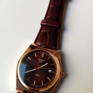 ساعة يد بني جلد